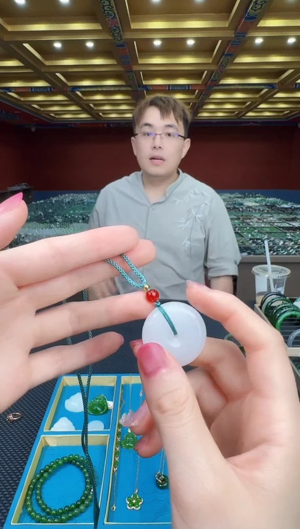 石英质玉未镶嵌颈饰1