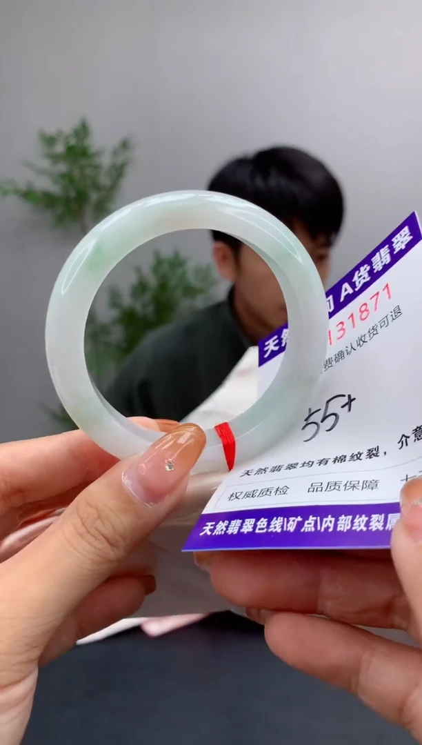 未镶嵌手镯翡翠有纹，完美者勿拍