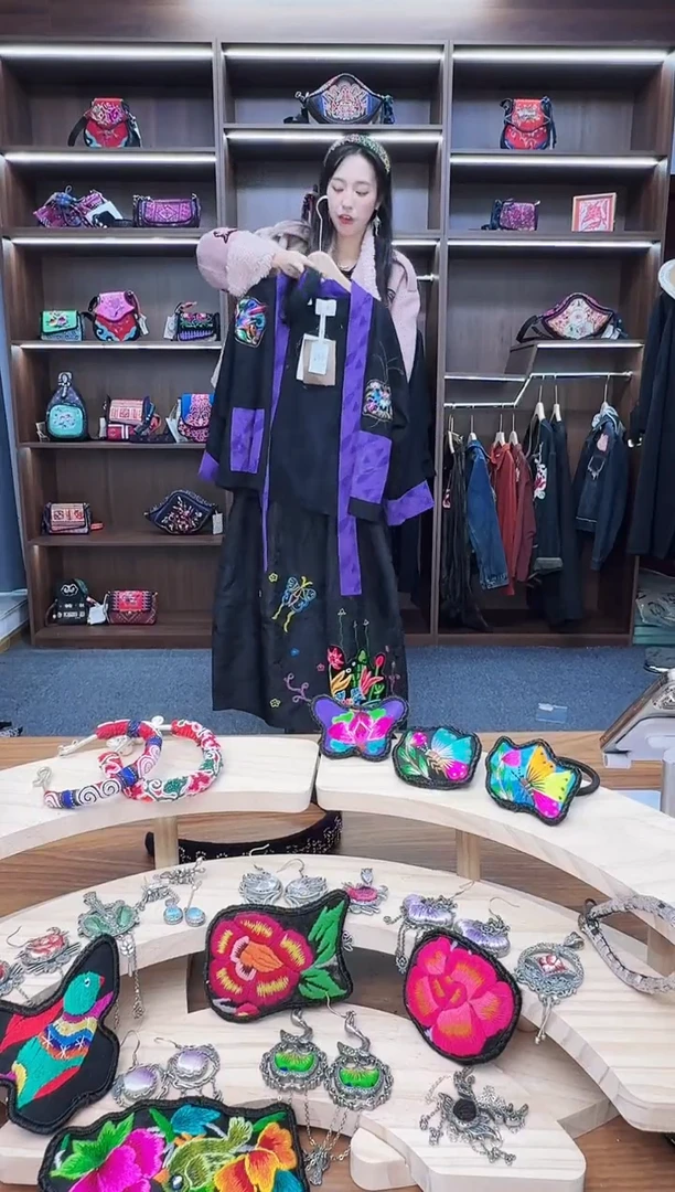 织绣A72蒙阿苏苗绣传承