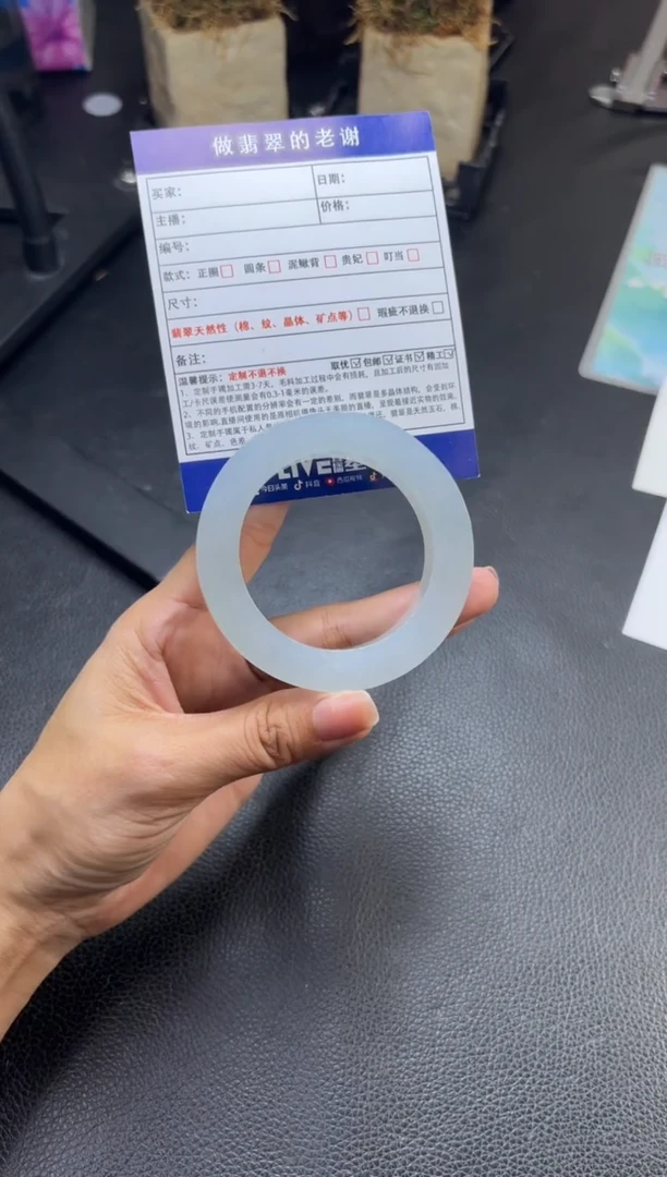 未镶嵌定制手镯不退不换定制翡翠刘**呀定制手镯不退不换
