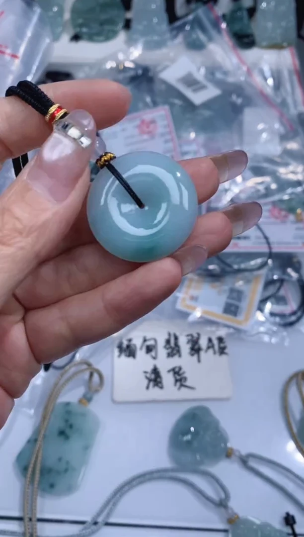 颈饰未镶嵌翡翠吊坠