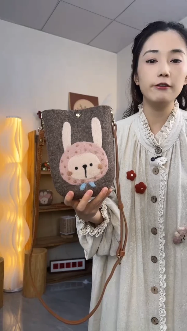羊毛非遗纯手工包  手机包兔子