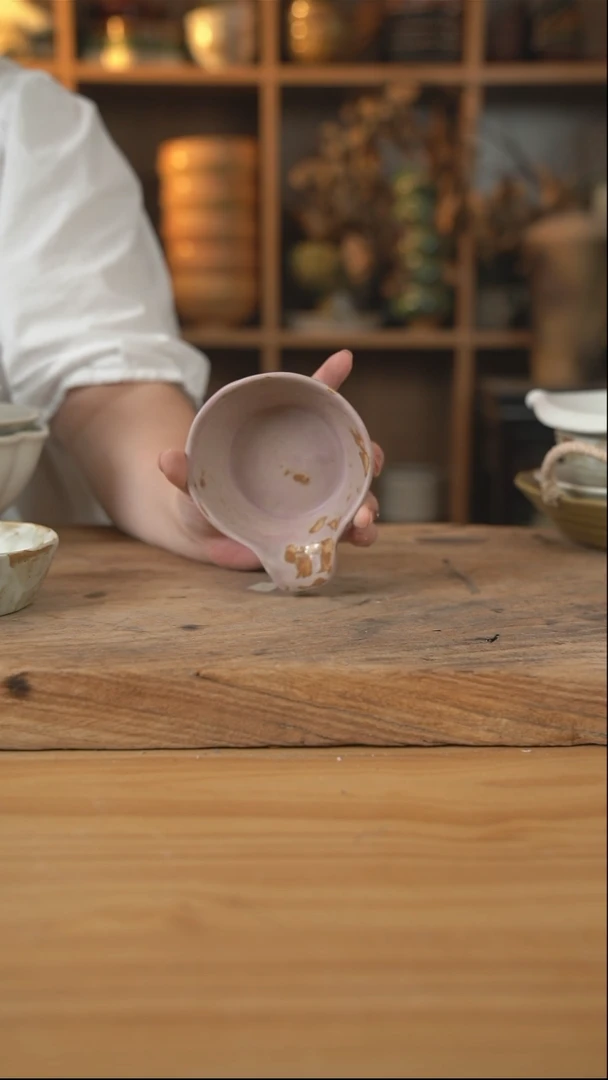 粉棕色的带把手的蘸料碟