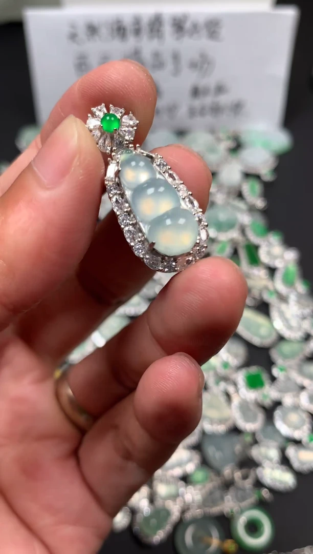 吊坠(赠链)银S925镶嵌翡翠豆子