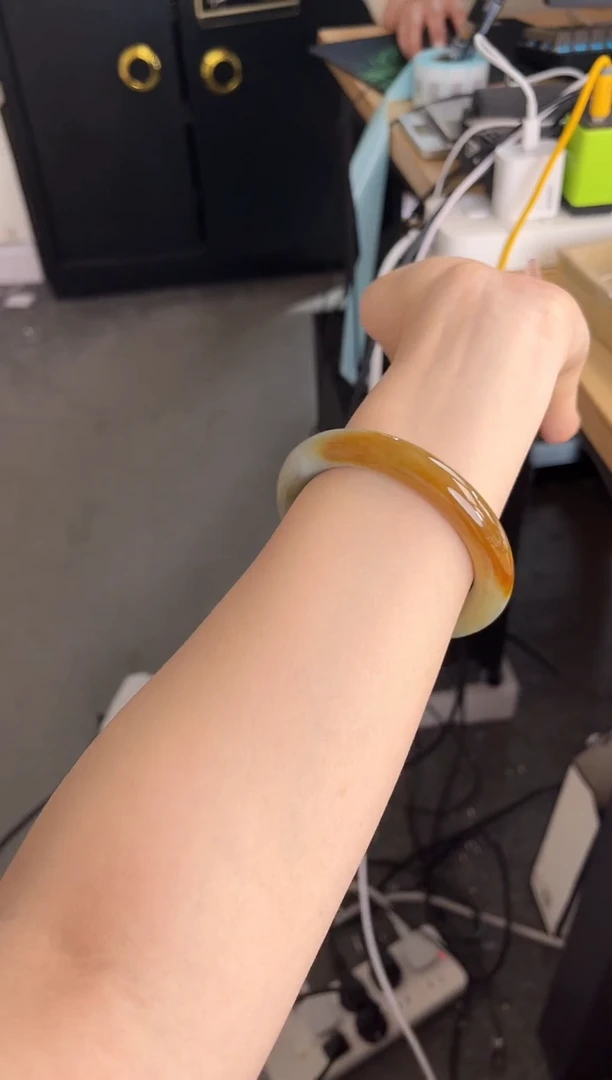 翡翠手镯未镶嵌?**?手镯