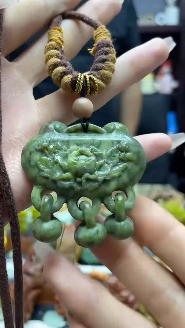 岫玉未镶嵌吊坠·