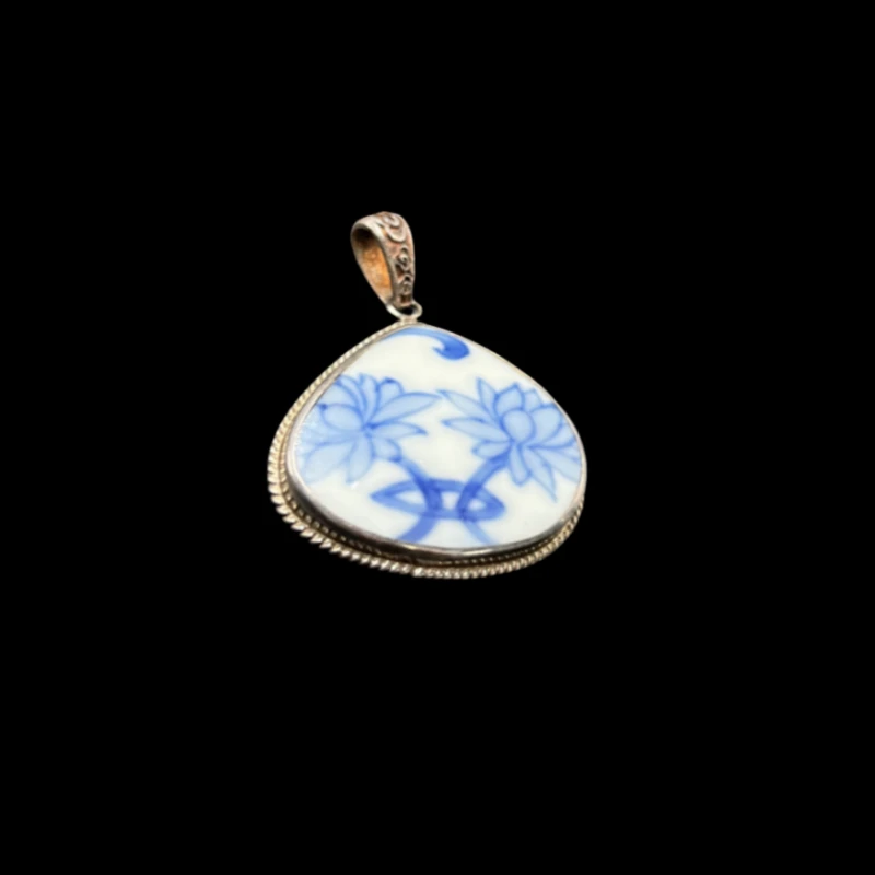 清康熙-青花双莲并蒂-（银镶嵌瓷片）吊坠【华夏藏古】A16011
