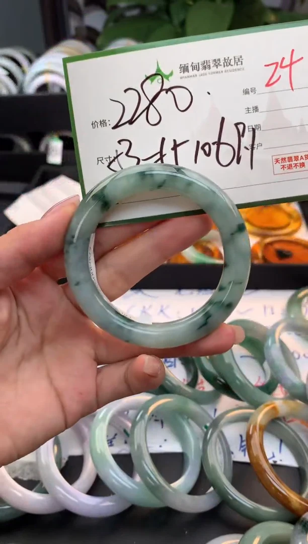 未镶嵌定制翡翠毛货需精细抛光+多人