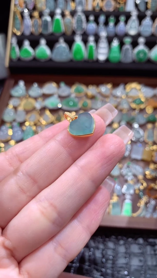 翡翠18K金镶嵌颈饰乒****️翡翠