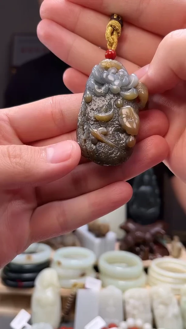 颈饰未镶嵌和田玉吊坠