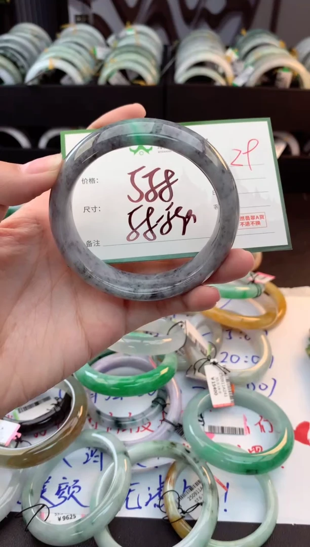 未镶嵌定制翡翠?**?毛货需精细抛光+多人