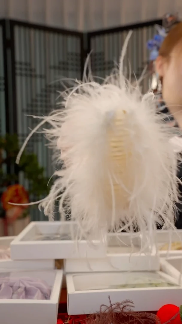 刺绣非遗绒花手工饰品 白色13厘米抓夹