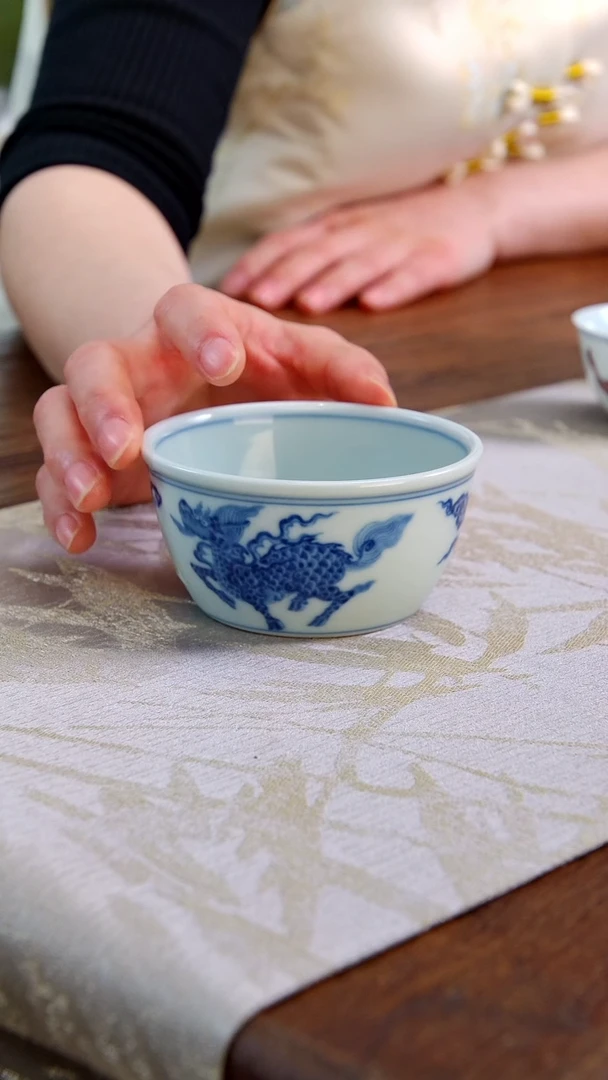 【闪购商品】青花麒麟压手杯111111111