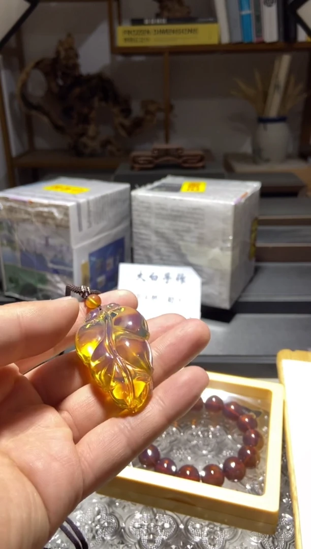 琥珀颈饰未镶嵌叶子
