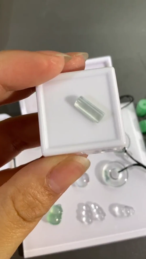 未镶嵌裸石翡翠高冰马鞍