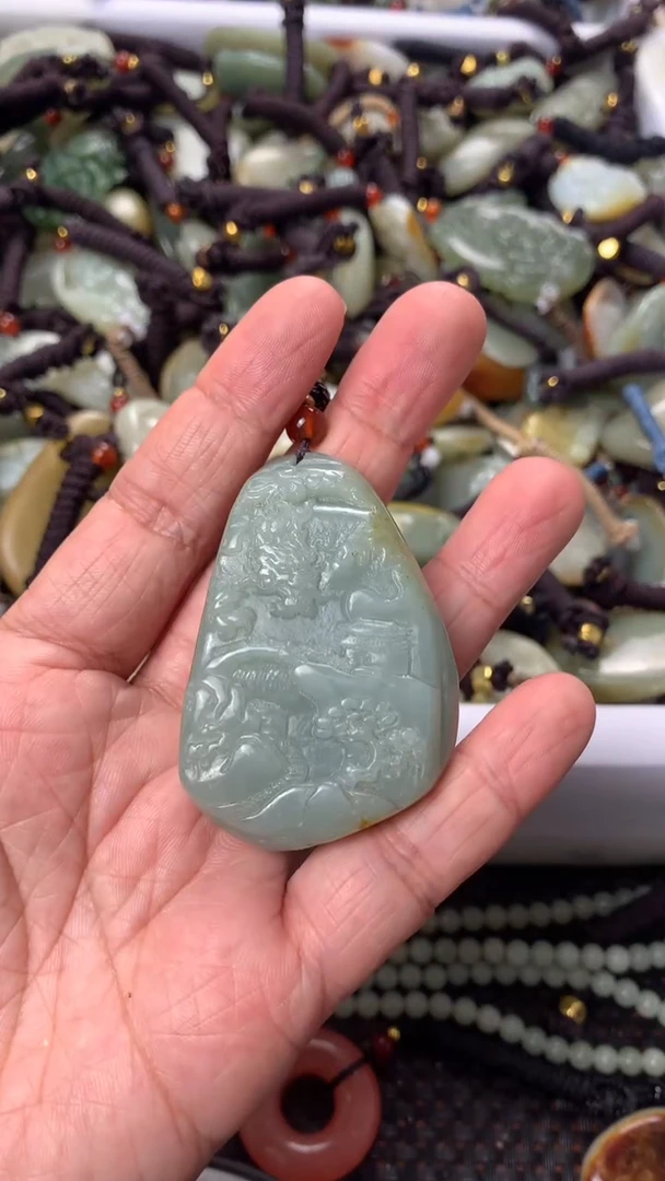 【闪购商品】和田玉颈饰未镶嵌多样性发货没有证书，拍一发一.有瑕