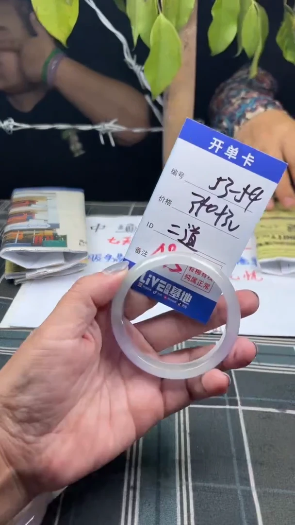 无非金属缅区原矿手镯手工艺现场