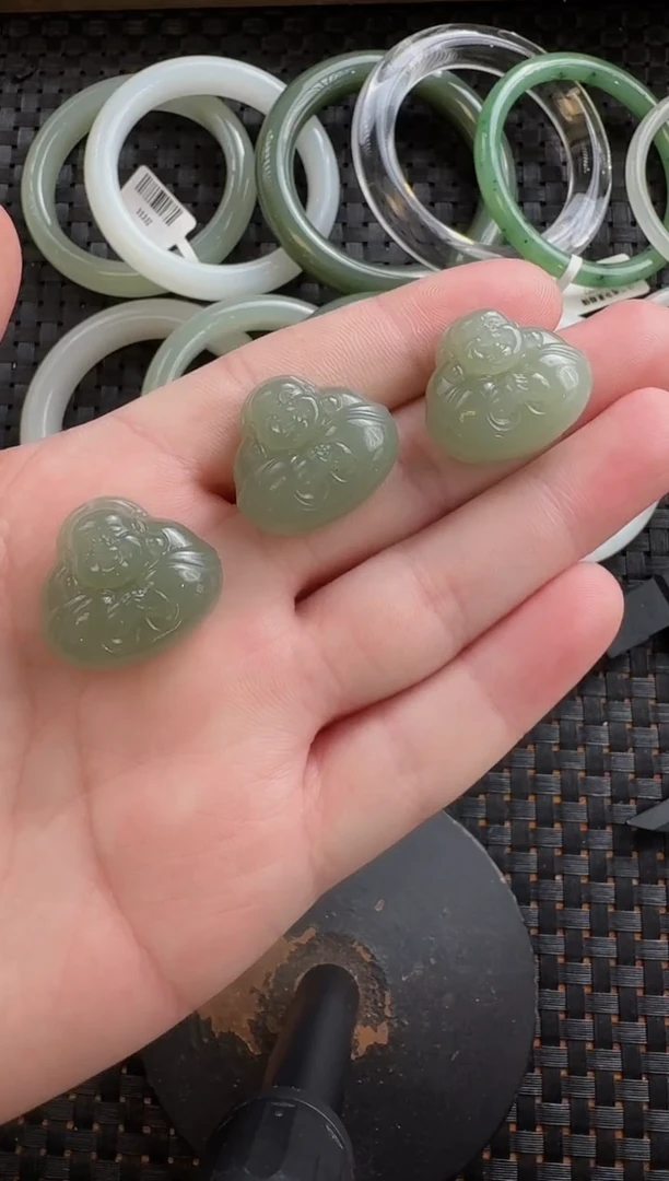 颈饰未镶嵌和田玉抱抱佛（多样性发货拍一发一）