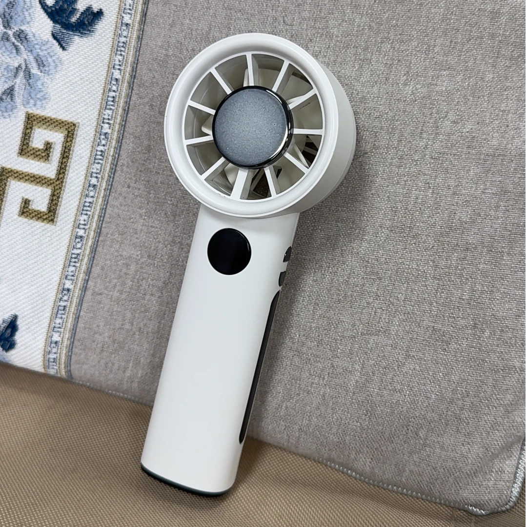百档高速小风扇便携手持充电风扇户外大风力静音长续航白色