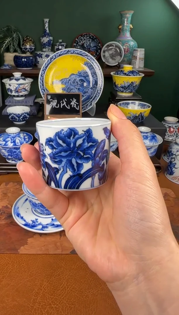 杯洪印幕明 折枝朱顶红小直口杯