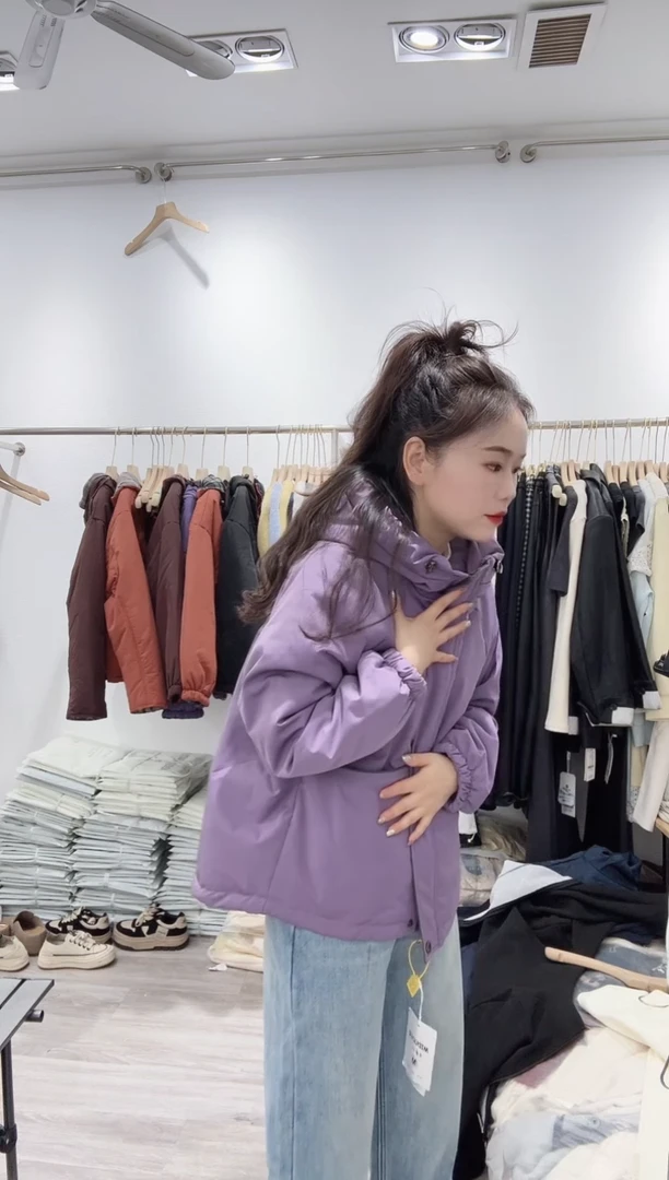 两个大口袋，棉衣，紫色的。。。