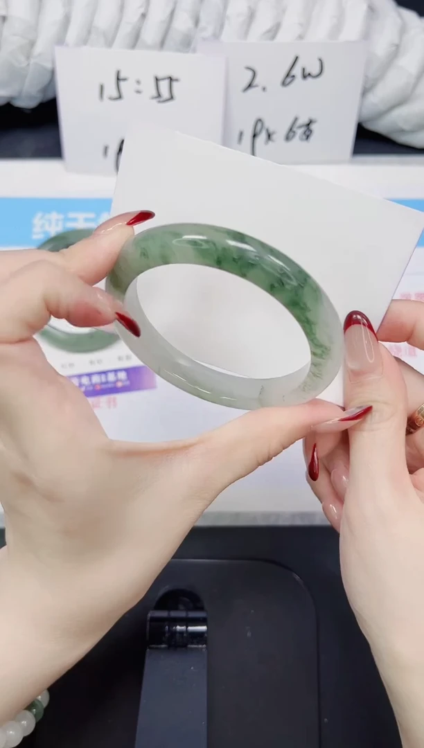 【闪购商品】石英质玉手镯未镶嵌198