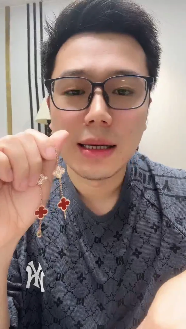 18K金镶嵌手链钻石如****6红花隔钻手链