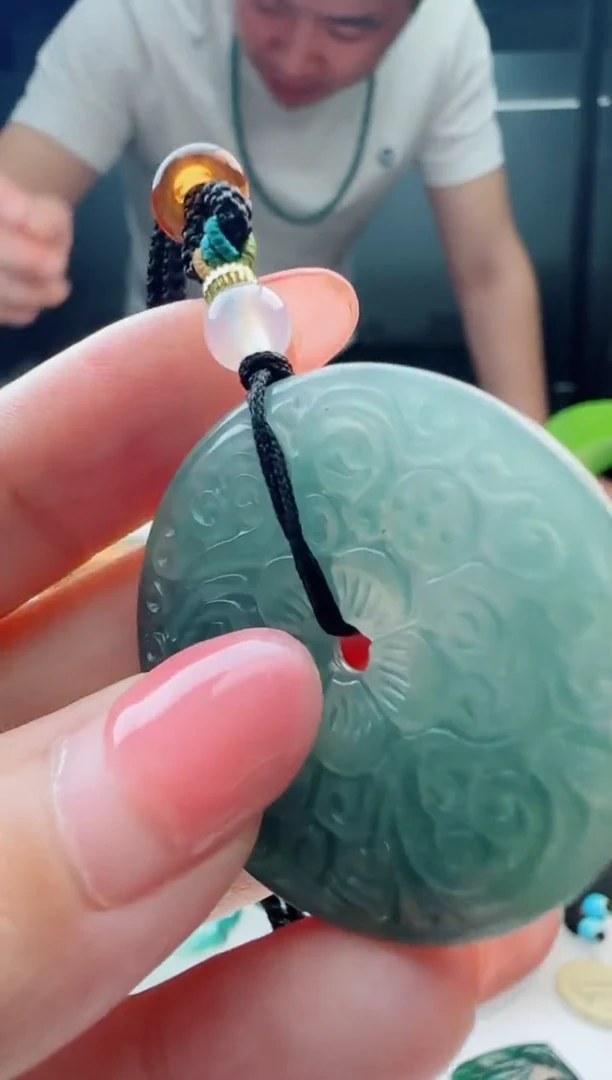 翡翠未镶嵌颈饰多样性发货其中一件