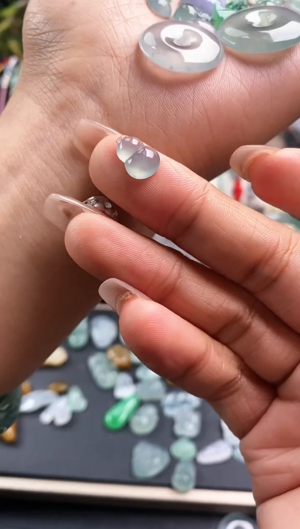【闪购商品】翡翠裸石39一颗的葫芦