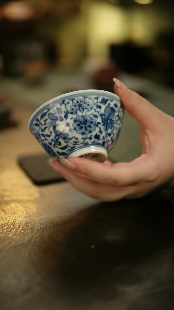 阿眠     玉窑青花手绘缠枝莲八宝蝠纹杯
