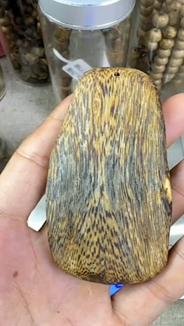 沉香手把件街****舍种植绿棋手把18克