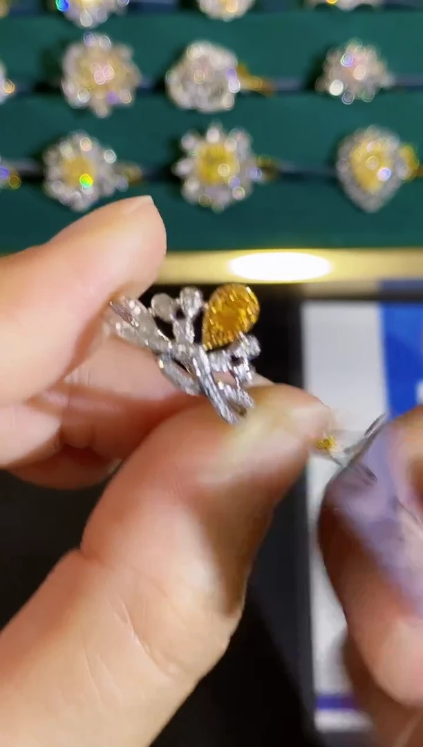 18K金镶嵌戒指钻石戒指