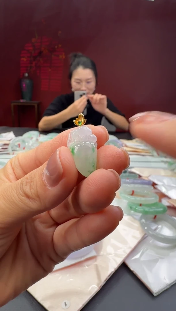 颈饰18K金镶嵌翡翠福瓜