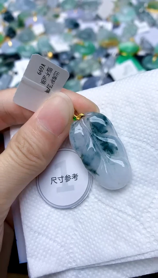 颈饰18K金镶嵌翡翠天然A货翡翠
