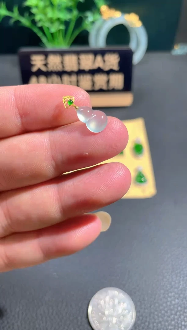翡翠18K金镶嵌颈饰翡翠