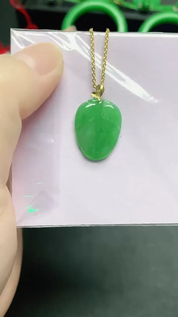 颈饰18K金镶嵌翡翠赠礼盒证书