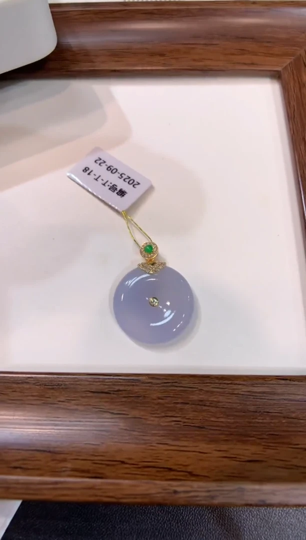 颈饰18K金镶嵌翡翠平安扣