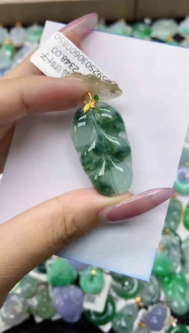 翡翠18K金镶嵌颈饰1111111111