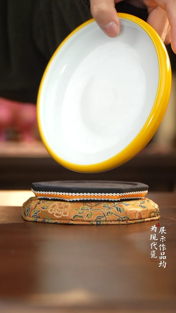 丰瑶陶瓷鸡油黄壶呈