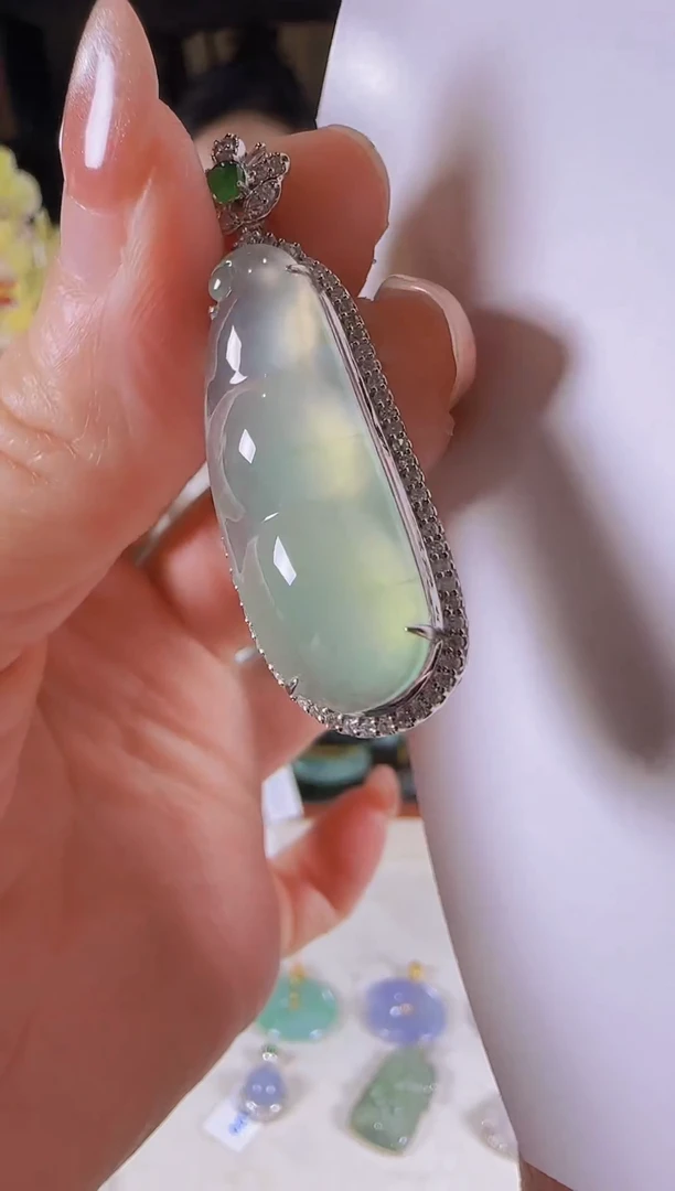 【闪购商品】翡翠吊坠(不含链)18K金镶嵌冰晴底福豆