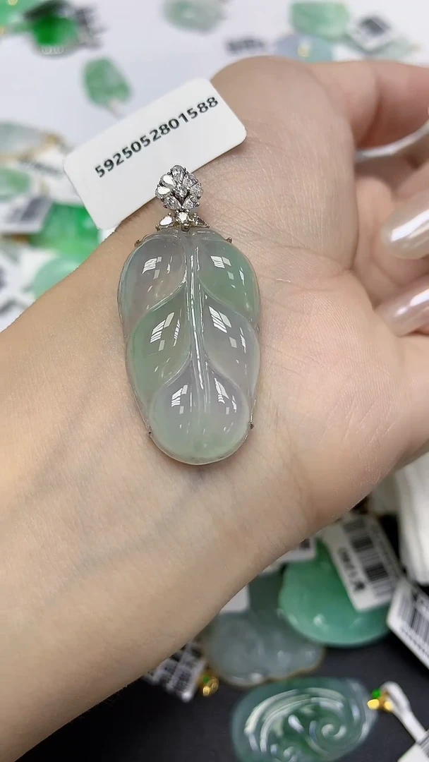 翡翠18K金镶嵌颈饰天然缅甸翡翠A货