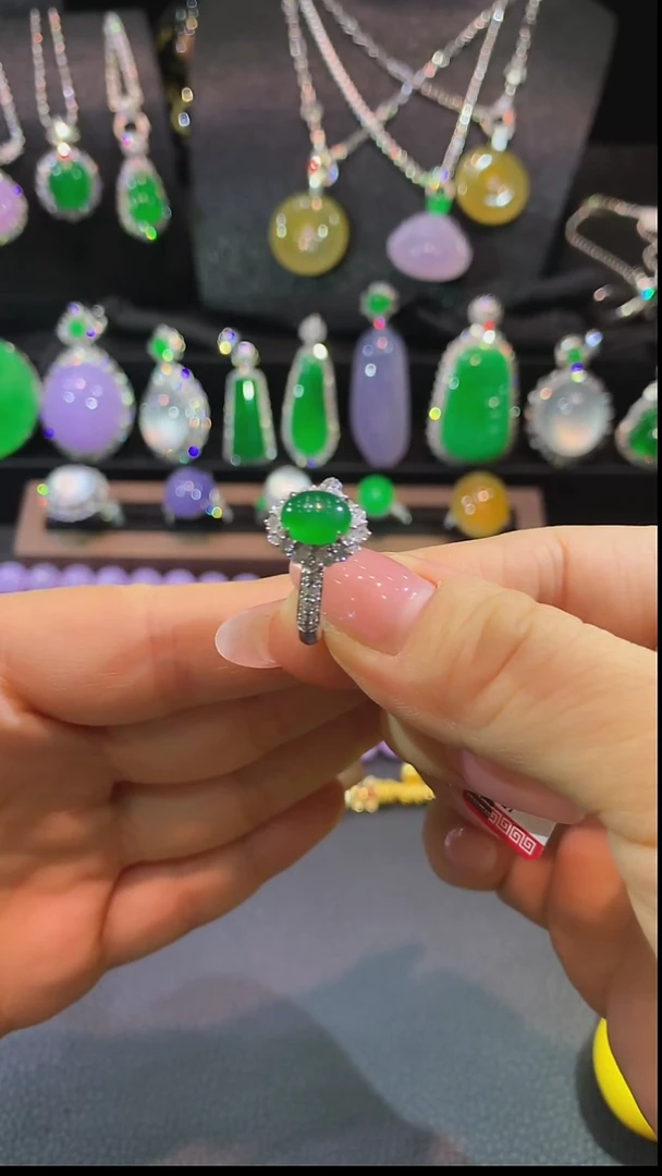 18K金镶嵌戒指翡翠戒指