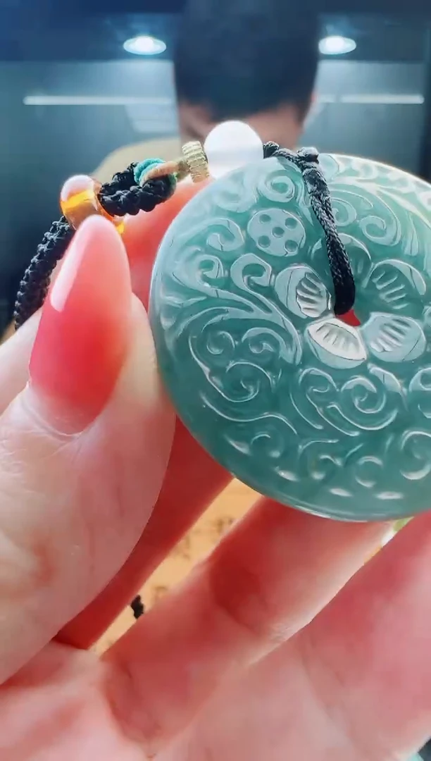 翡翠未镶嵌颈饰多样性发货其中一件