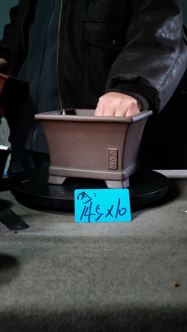 A宜兴紫砂小花盆