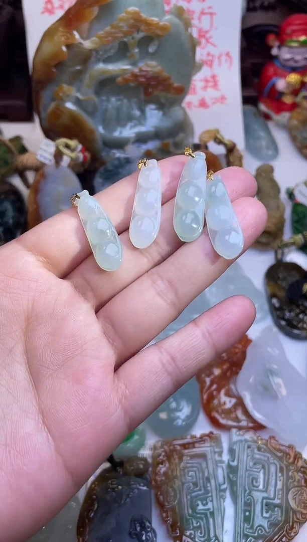 颈饰18K金镶嵌翡翠豆子多样性发一