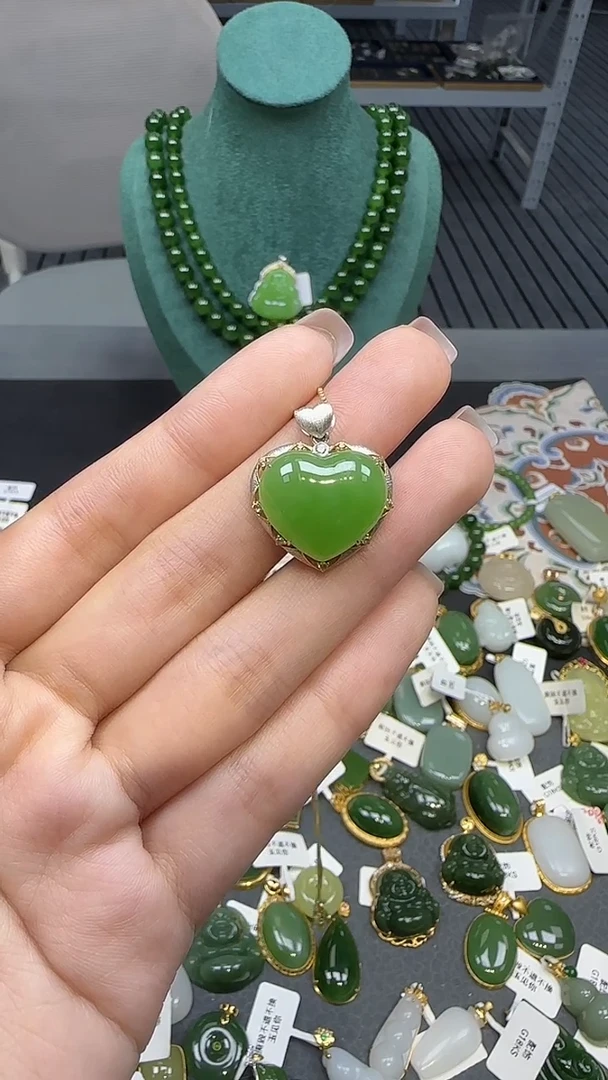 18K金镶嵌和田玉挂件 不含链