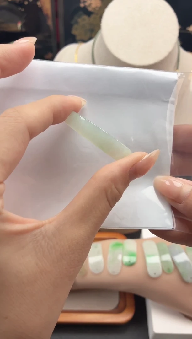 翡翠未镶嵌颈饰手牌