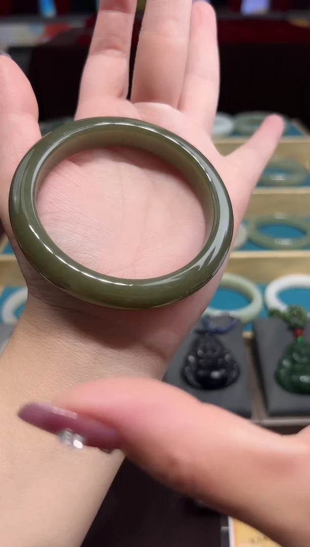 和田玉手镯未镶嵌手镯