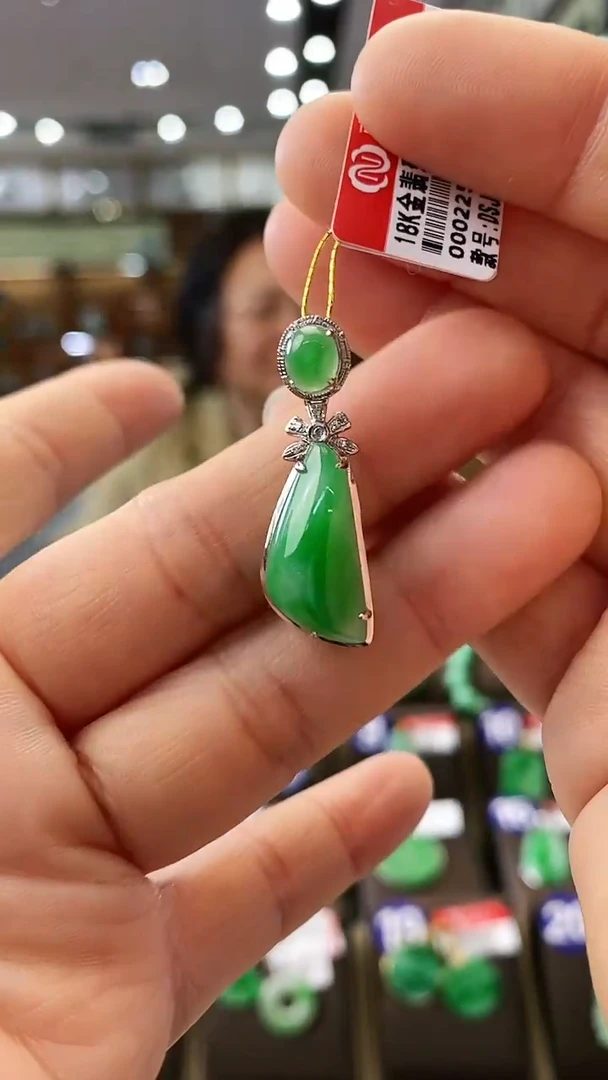 【闪购商品】翡翠颈饰18K金镶嵌福瓜