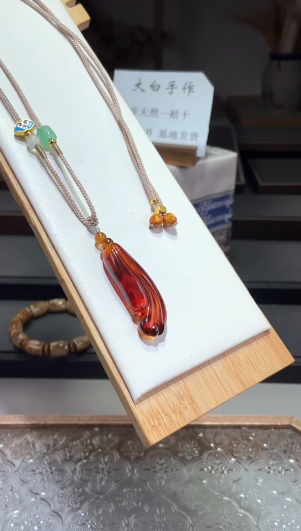 琥珀颈饰未镶嵌血珀玉兰花